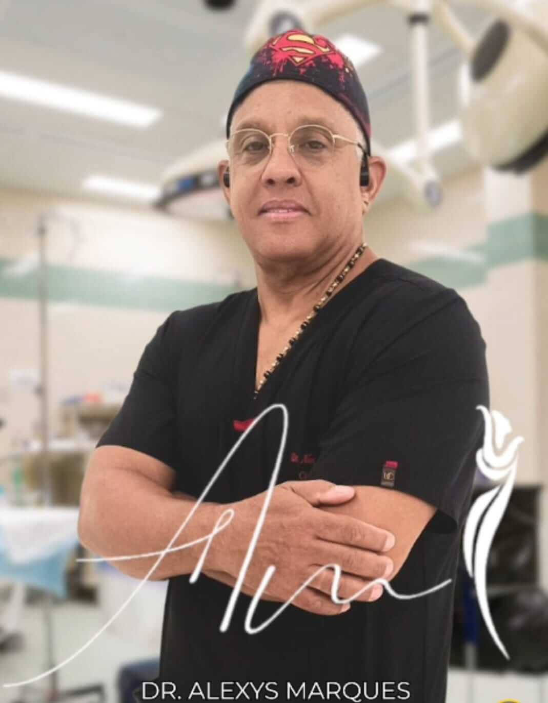 Dr. Alexys Francisco Marqués Plaza en consulta