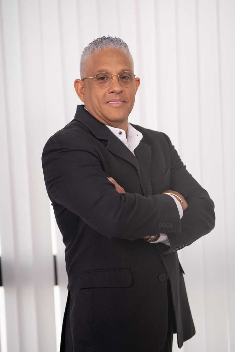 Doctor Alexys Francisco Marqués Plaza en su consultorio